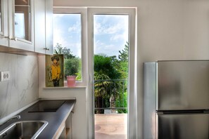Refrigerador, cafetera y tetera, tostadora y utensilios de cocina 