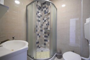 Douche, serviettes fournies