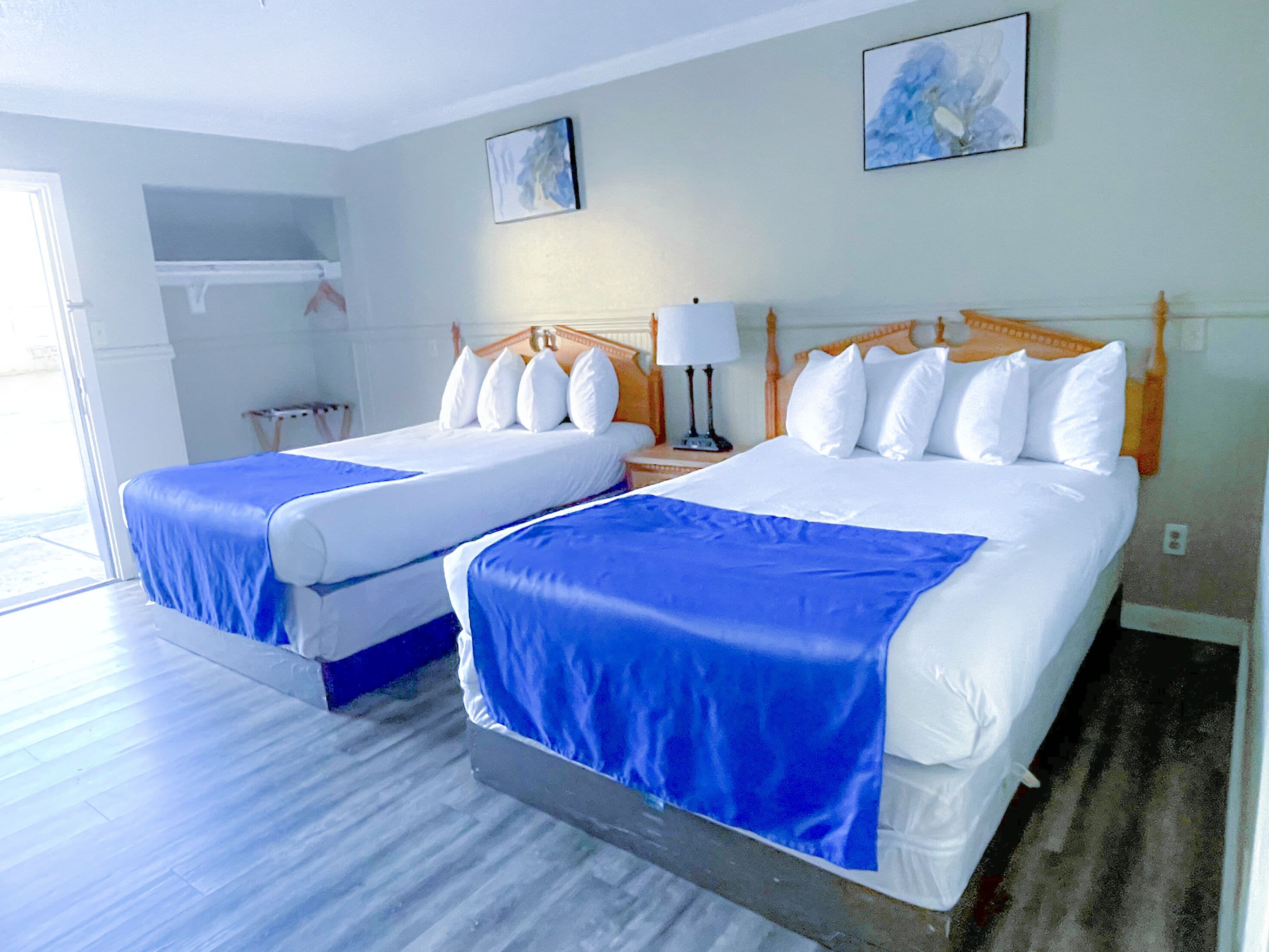 Design-Doppel- oder -Zweibettzimmer | Individuell eingerichtet, Schreibtisch, laptopgeeigneter Arbeitsplatz