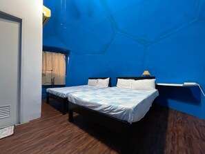 Escritorio, cortinas blackout y ropa de cama 