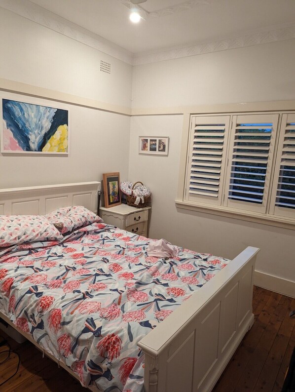 4 bedrooms, WiFi, bed sheets - Family home, stroll to Summer Hill village and transport (Summer Hill)