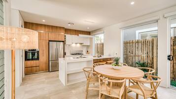 Een koelkast, een microgolfoven, een oven, een kookplaat