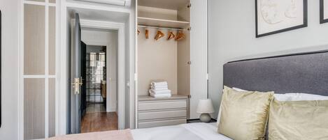 1 slaapkamer, een strijkplank/strijkijzer, wifi, beddengoed