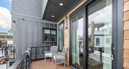Pet Friendly Floating Villa - Inspiration at The Cove - Downtown Wilmington
