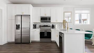 Jääkaappi, mikroaaltouuni, uuni, liesi