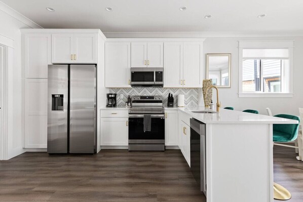 Jääkaappi, mikroaaltouuni, uuni, liesi