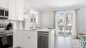 Réfrigérateur, micro-ondes, four, plaque de cuisson