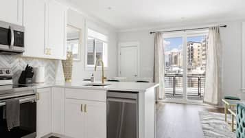 Refrigerador, microondas, horno y parrilla de estufa