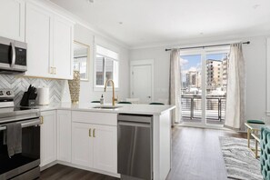 雪櫃、微波爐、焗爐、爐具