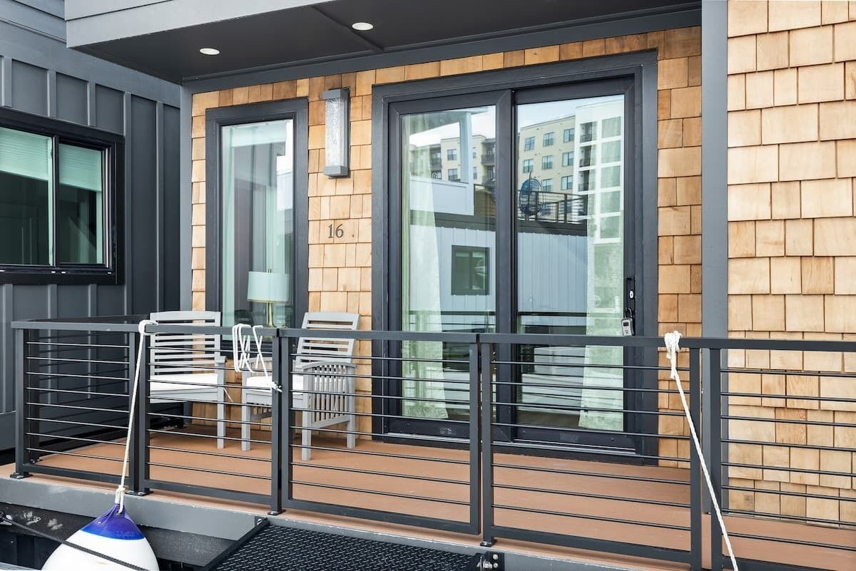 Un balcon avec une balustrade, une chaise et une table.