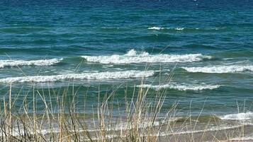 Plage, chaises longues, serviettes de plage