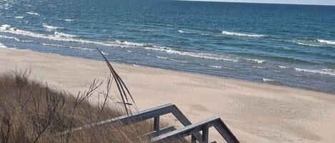 En la playa, camastros y toallas de playa