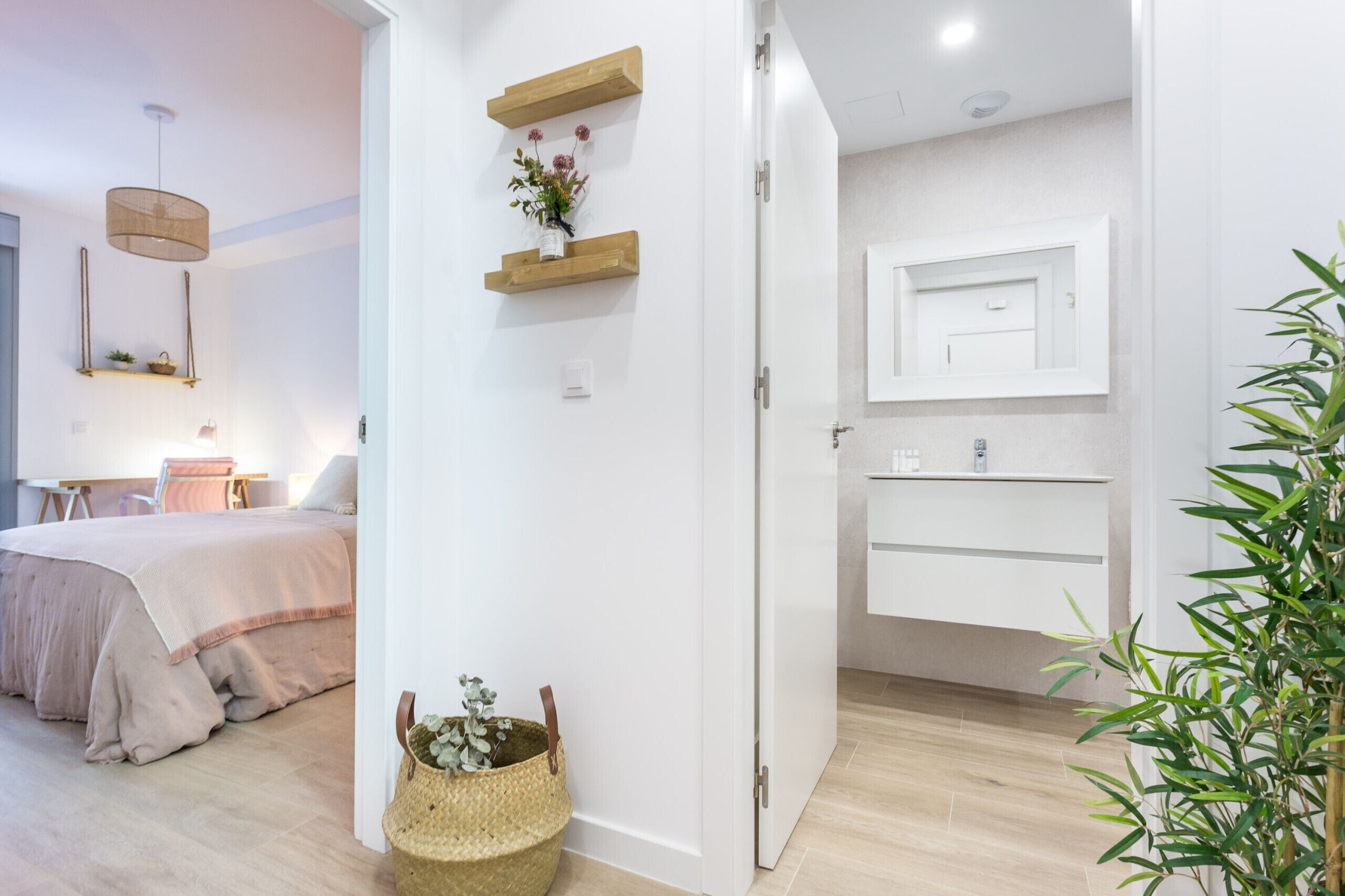 2 slaapkamers, een strijkplank/strijkijzer, reisbedje, gratis wifi