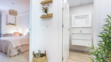 2 slaapkamers, een strijkplank/strijkijzer, reisbedje, gratis wifi