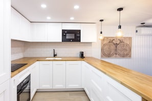Fridge, microwave, oven, dishwasher - Bright apartment  in the city center with terrace (Sevilla)