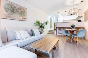 TV - Bright apartment  in the city center with terrace (Sevilla)