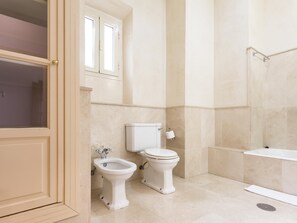 Badewanne, Haartrockner, Handtücher