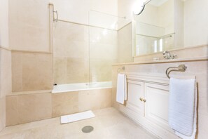 Badekar, hårføner, håndklær og såpe