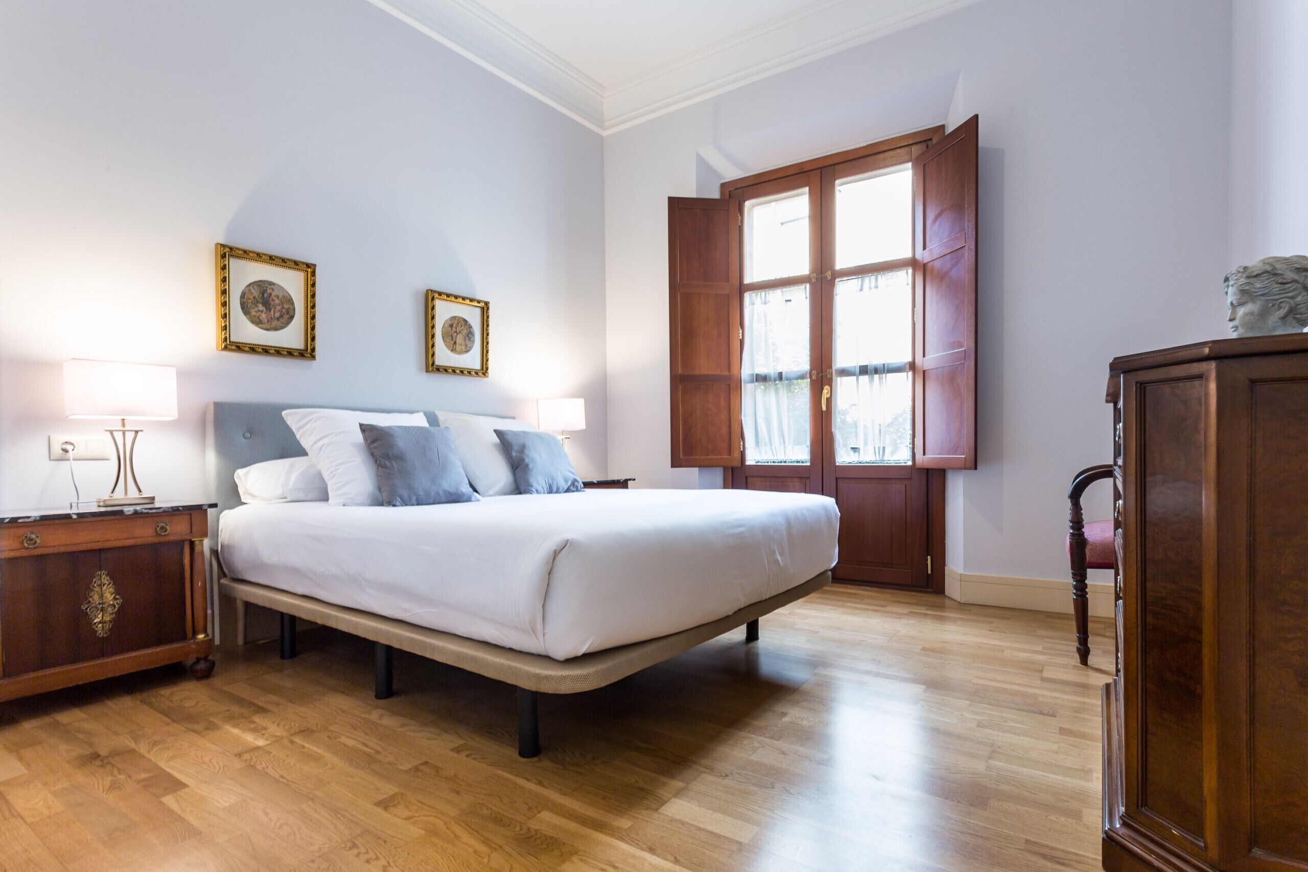 2 slaapkamers, een strijkplank/strijkijzer, internet, beddengoed