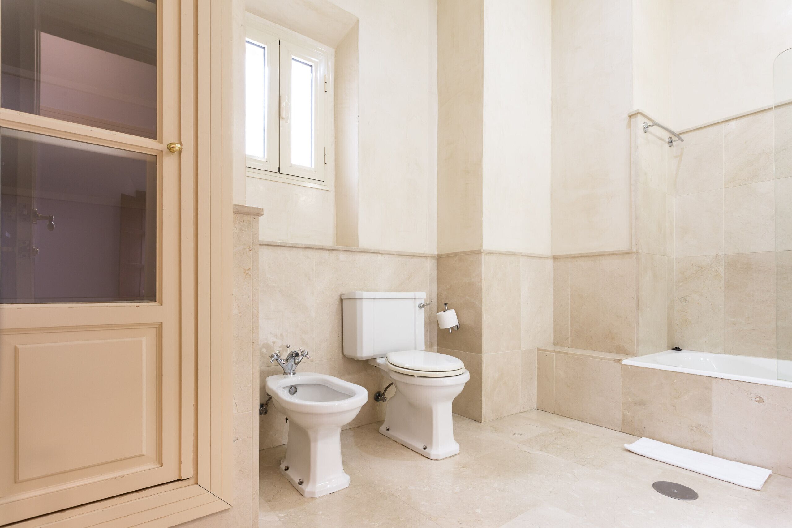 Badewanne, Haartrockner, Handtücher, Seife