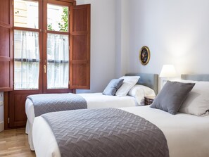 2 slaapkamers, een strijkplank/strijkijzer, internet, beddengoed