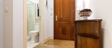 Baignoire, sèche-cheveux, serviettes fournies