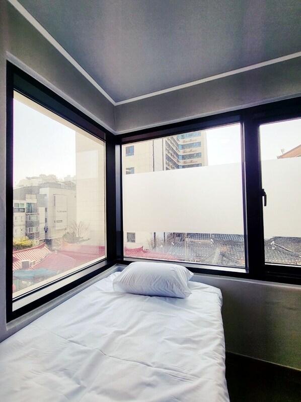 Quarto solteiro urbano | Wi-Fi de cortesia, roupa de cama