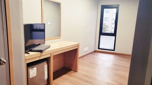 Quarto solteiro urbano | Wi-Fi de cortesia, roupa de cama