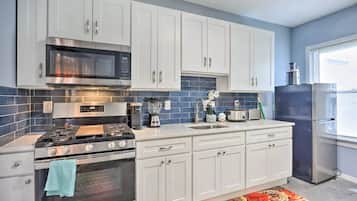 Luxury House, City View | Private kitchen | Fridge, microwave, oven, stovetop
