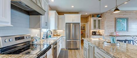 ثلاجة، ميكروويف، فرن، موقد طهي مسطح