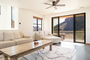 Smart TV, videojuegos, mesa de ping pong, libros