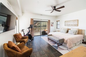 3 habitaciones, escritorio y tabla de planchar con plancha 