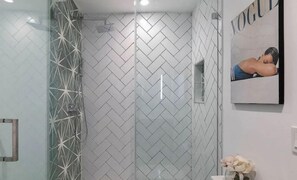 Dusche, Haartrockner, Handtücher, Seife