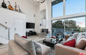 Smart-TV, Kamin, Computerbildschirme, Drucker