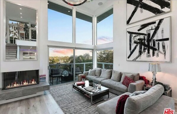 Smart-TV, Kamin, Computerbildschirme, Drucker