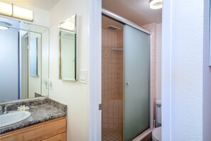 Shower, hair dryer, towels, soap - The Pi Life: Ocean Views + Walk to Beach (Kihei)