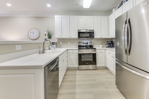 Kjøleskap, mikrobølgeovn, kokeplater og oppvaskmaskin