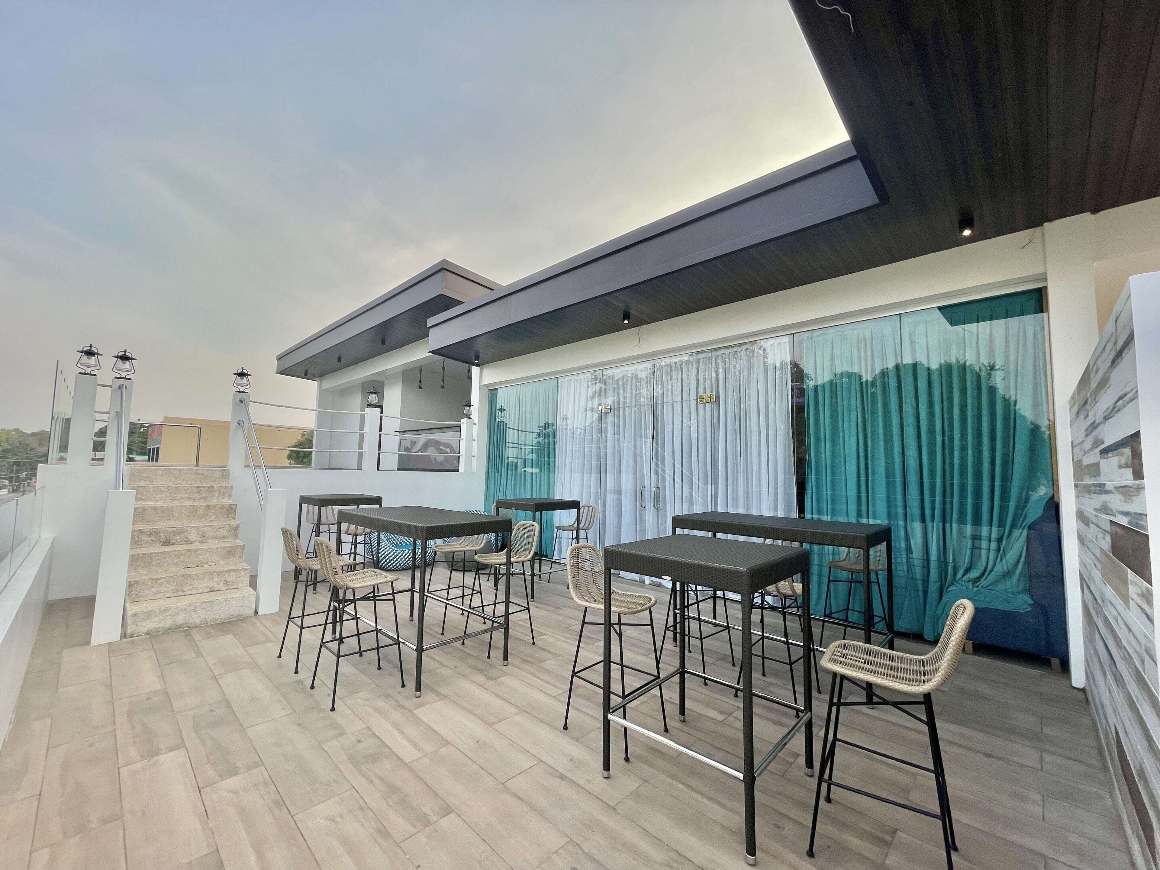 Petit déjeuner, déjeuner et dîner servis sur place, vue sur la piscine