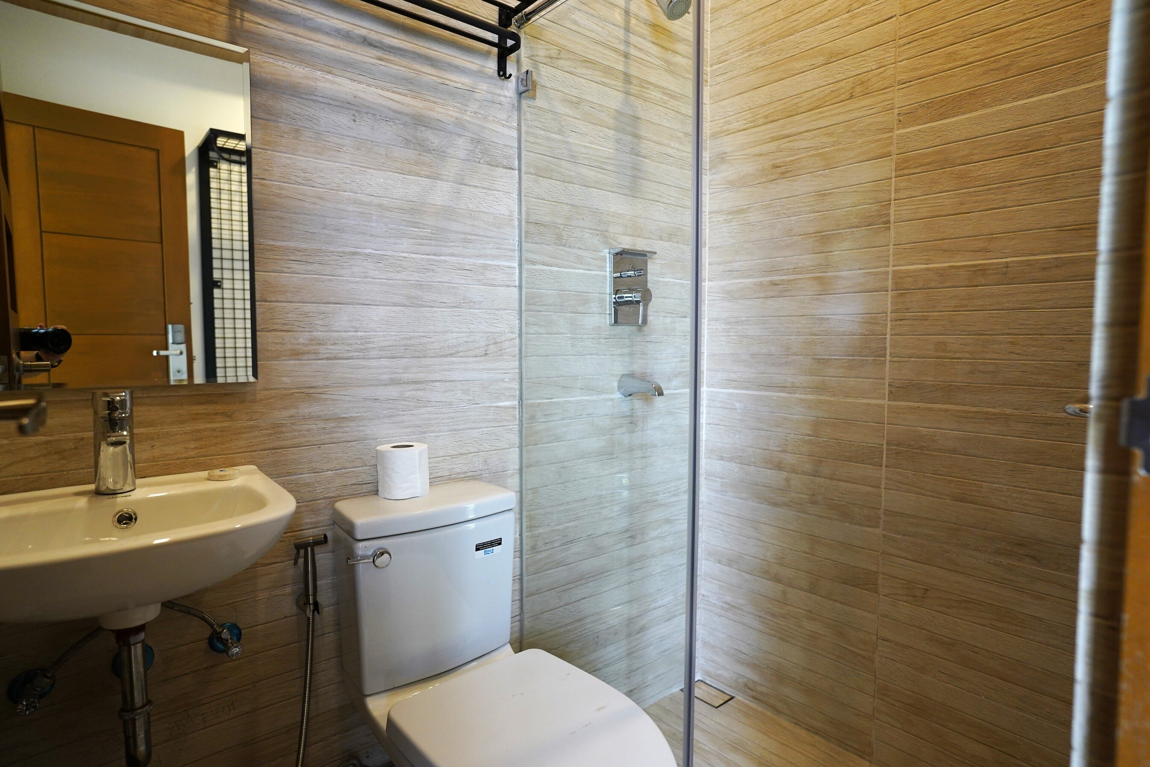Ein Badezimmer mit Waschbecken, Toilette und Duschkabine.