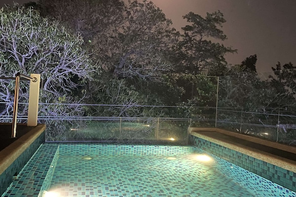 Alberca al aire libre y camastros