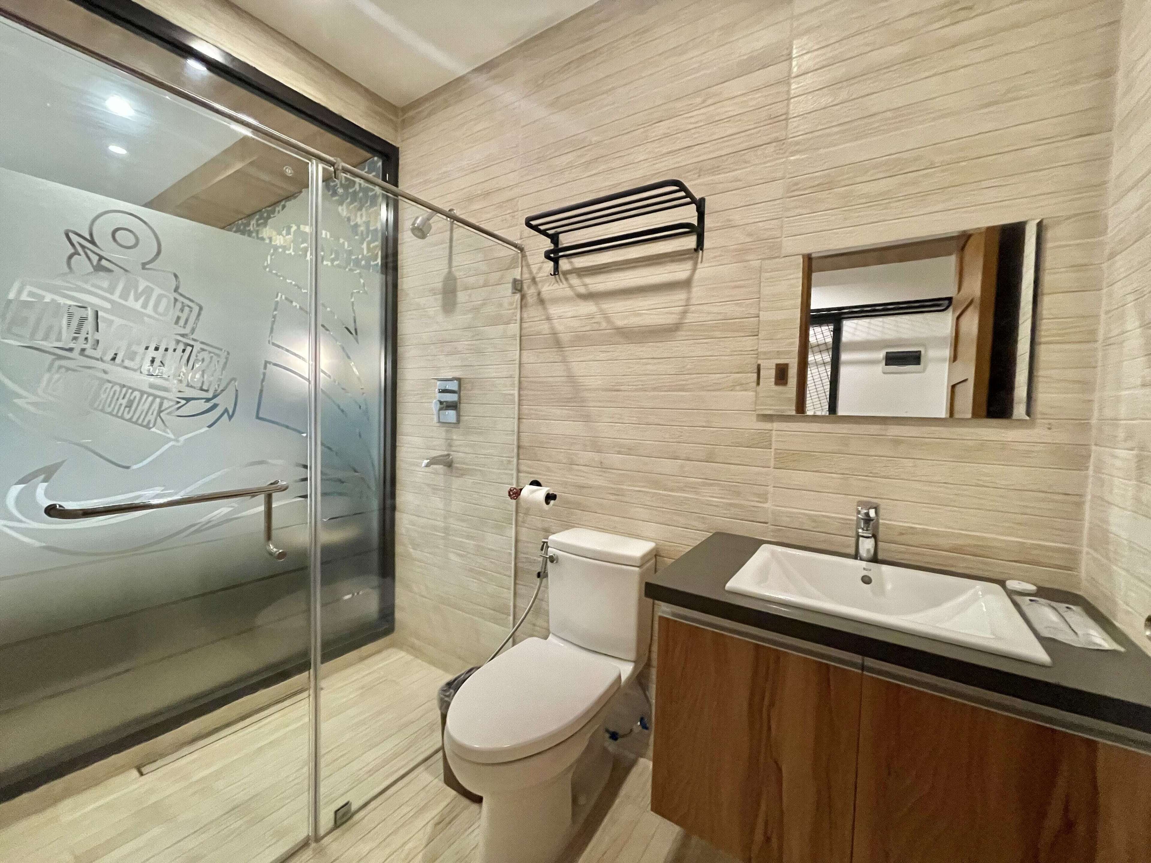 Camera Deluxe | Bagno | Doccia, soffione a pioggia, set di cortesia gratuito, asciugamani