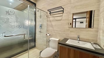 Camera Deluxe | Bagno | Doccia, soffione a pioggia, set di cortesia gratuito, asciugamani