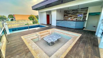 Piscina externa, espreguiçadeiras