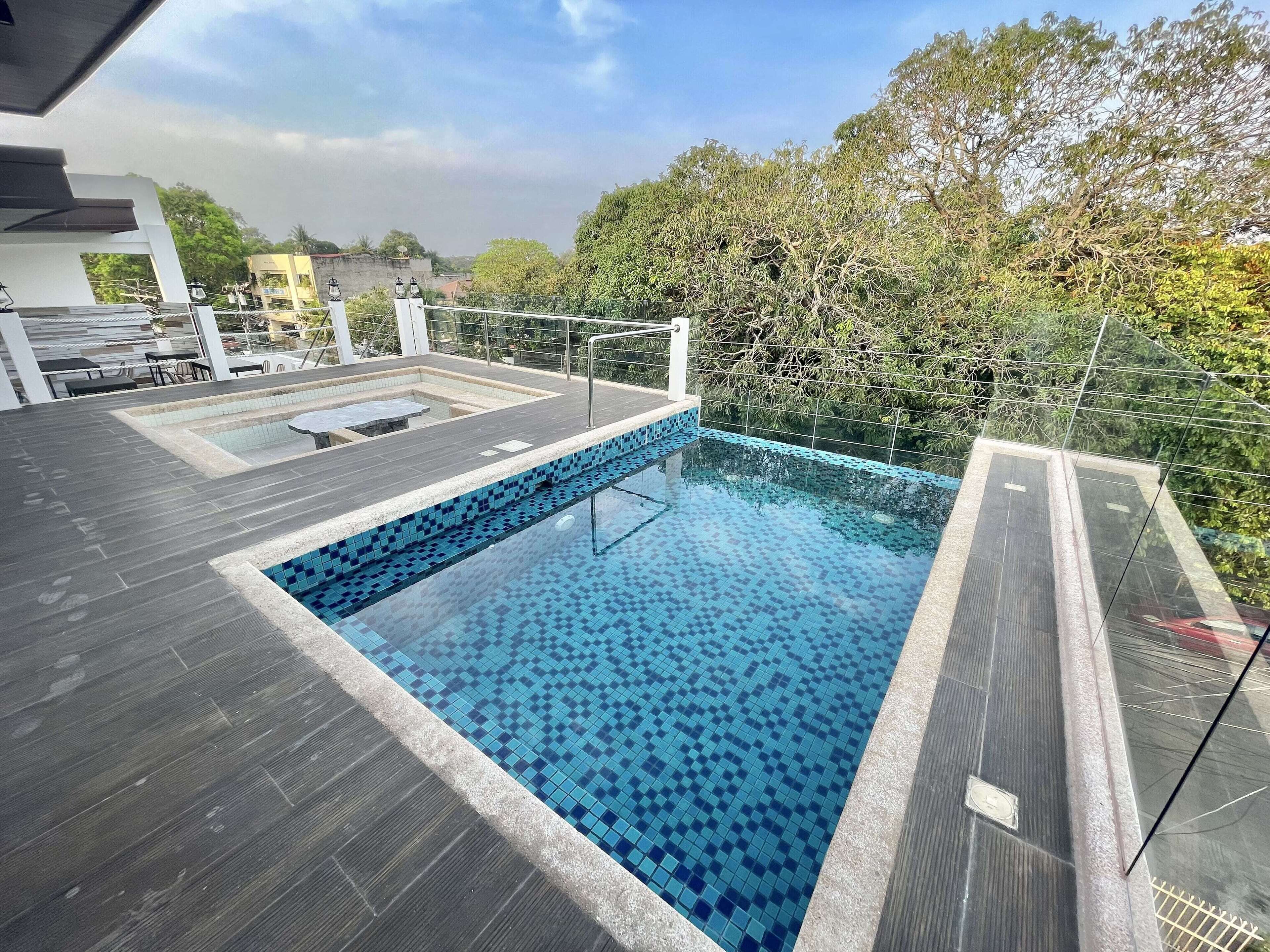 Una piscina al aire libre, sillones reclinables de piscina