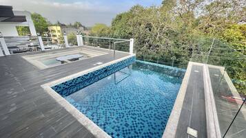 Außenpool, Liegestühle