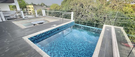 Piscina a l'aire lliure i gandules