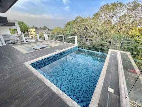 室外游泳池,日光浴躺椅. 灯塔点酒店