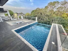 室外游泳池，日光浴躺椅