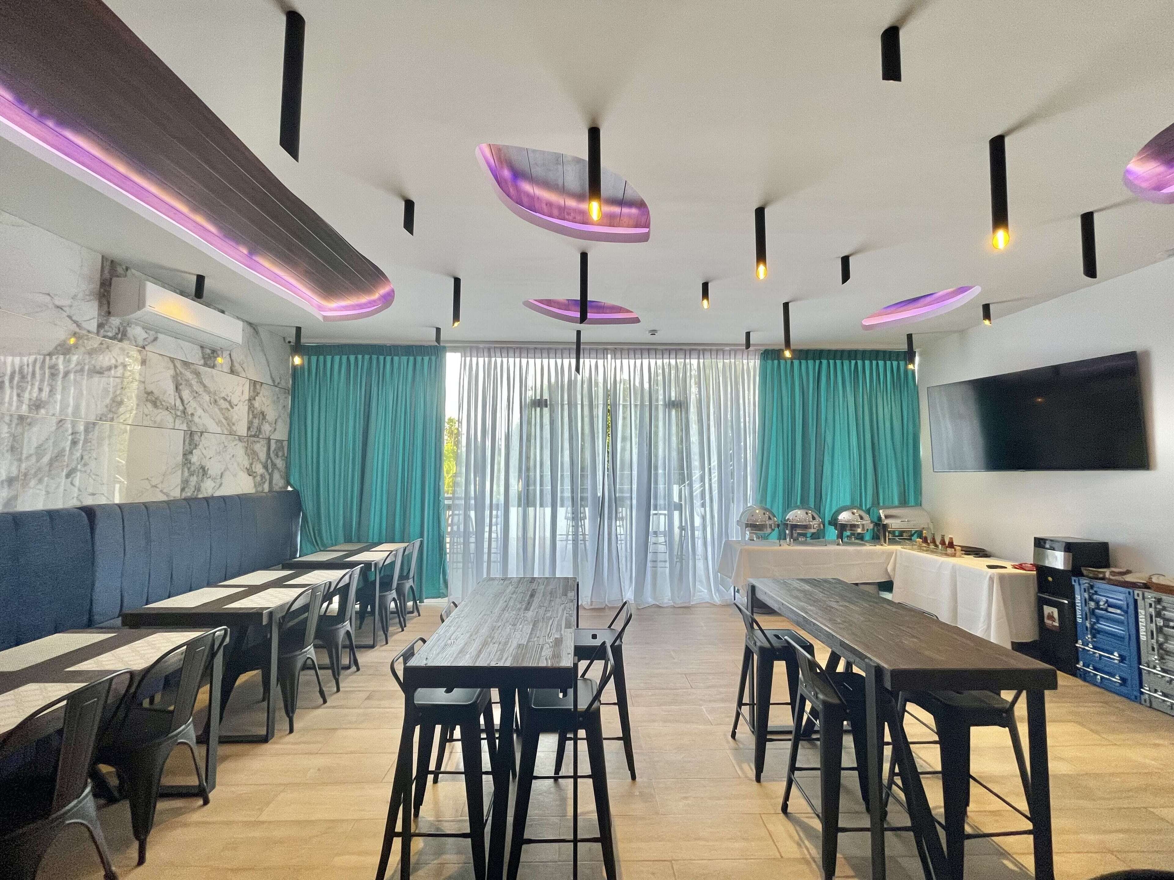 供應早餐、午餐和晚餐，游泳池景觀