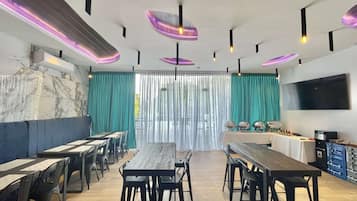 Se sirven desayunos, comidas y cenas con vista a la alberca